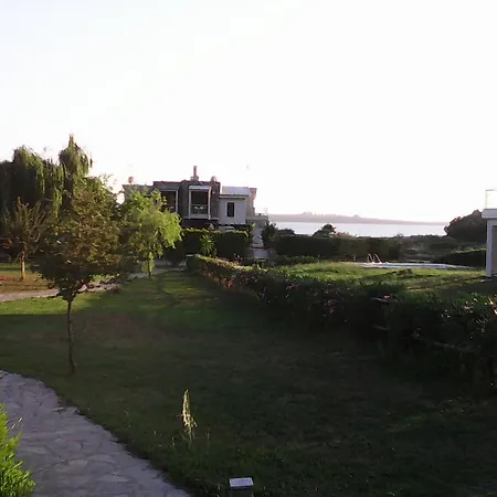 Semesterbostad Amazing Beachfront Maison Toroni
